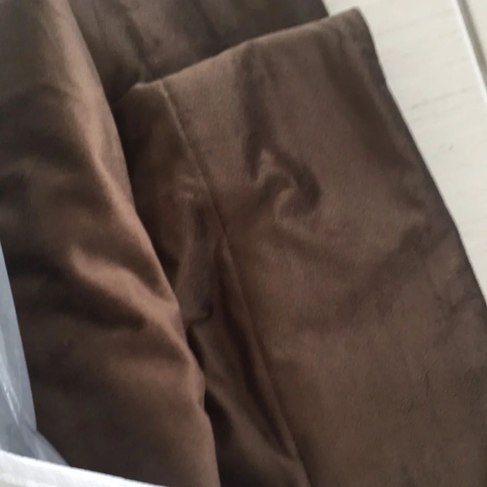 LUXURIOUS BROWN VELVET BLACKOUT CURTAINS ALERT! 🛋️ - 2 Panels, 50" x 84" - Picture 8 of 13